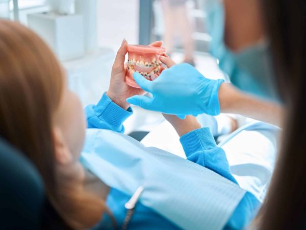 Zahnarzt und Patient bei der Zahnspangen-Beratung